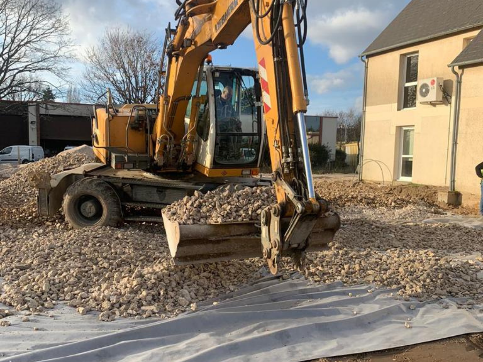 debut des travaux de la construction d'un espace de stockage Olivet